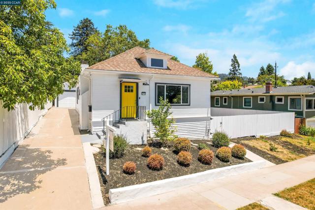 2718 Carmel St, Oakland CA: https://media.crmls.org/mediaz/bb2fe232-94e2-46cd-a09e-9b253a5e2c3a.jpg