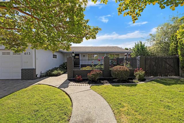 613 Joyce St, Livermore CA: https://media.crmls.org/mediaz/bb30a29c-b02f-4e58-b7b3-209d6d29d847.jpg