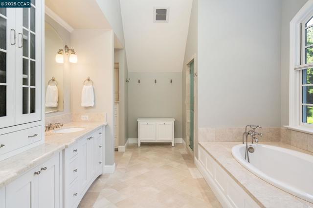 222 Still Creek Rd, Danville CA: https://media.crmls.org/mediaz/bb33acf7-c8c3-4dc0-ac2c-f5abbea4d41f.jpg