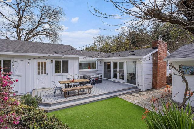 1592 SPRINGBROOK RD, Walnut Creek CA: https://media.crmls.org/mediaz/bb340c9c-96e1-4e2c-8e37-f969347c3d57.jpg