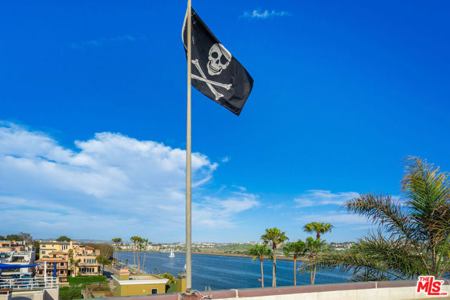 5515 Pacific Avenue, Marina del Rey CA: https://media.crmls.org/mediaz/bb3678cf-ef4b-4916-b68d-2a05505bb352.jpg