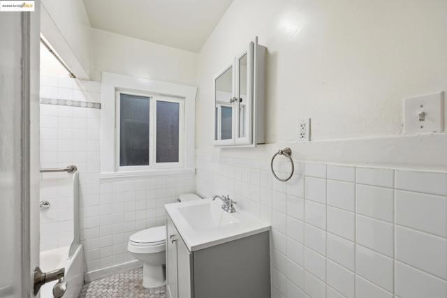 2430 27th Ave Unit D, Oakland CA: https://media.crmls.org/mediaz/bb36d903-7d8c-4aa7-ab5b-98042860838b.jpg