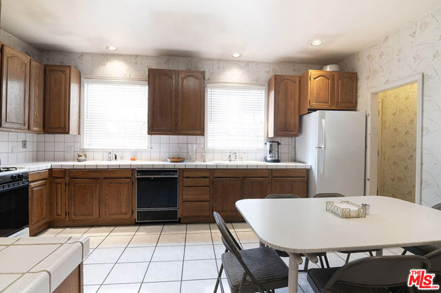 539 N Poinsettia Place, Los Angeles CA: https://media.crmls.org/mediaz/bb36f77d-678a-429d-b087-7f634addbcd4.jpg