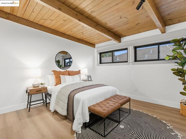 3274 Encinal Ave, Alameda CA: https://media.crmls.org/mediaz/bb370ebd-cd19-4409-8e86-a50f3a882088.jpg