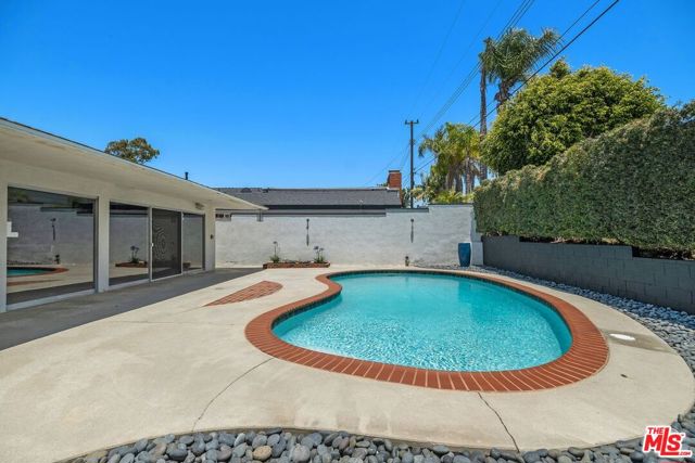 6616 Wooster Avenue, Los Angeles CA: https://media.crmls.org/mediaz/bb3774d3-96cf-4f9a-b1cc-3ffb301bb962.jpg
