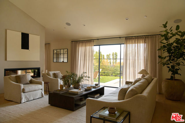 3620 Wrightwood Drive, Studio City CA: https://media.crmls.org/mediaz/bb3796fd-fbd6-4cdf-ba06-a5f1fb5829ca.jpg