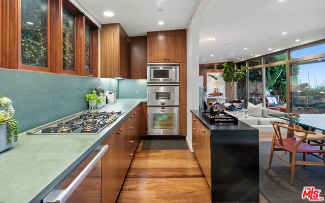 1659 Waynecrest Drive, Beverly Hills CA: https://media.crmls.org/mediaz/bb379c38-07ce-4ce3-9da4-b25d3d91265c.jpg