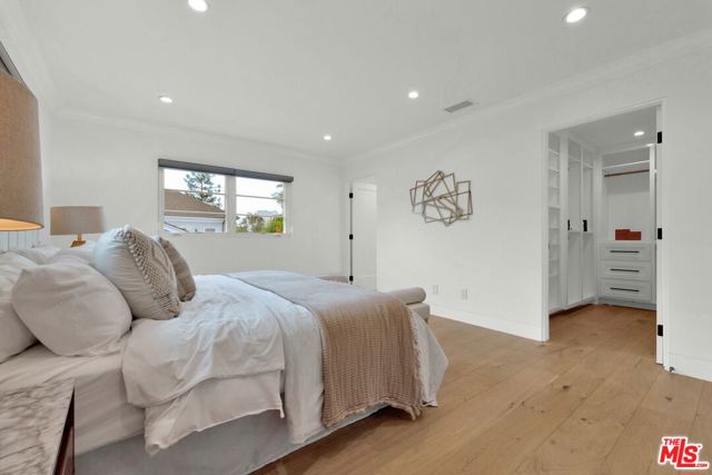 602 S Lucerne Boulevard, Los Angeles CA: https://media.crmls.org/mediaz/bb37bd05-300f-4693-8f6f-afeffb0429e0.jpg