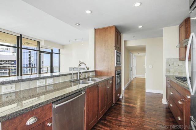 700 W E St, San Diego CA: https://media.crmls.org/mediaz/bb383e88-9e96-4291-8693-aa0133b77698.jpg