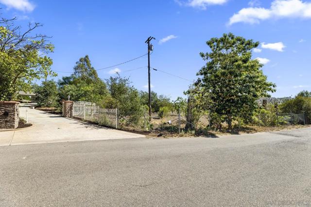 38795 Harris Truck Trail, Fallbrook CA: https://media.crmls.org/mediaz/bb384c23-3714-45ce-b8e8-b17932500402.jpg