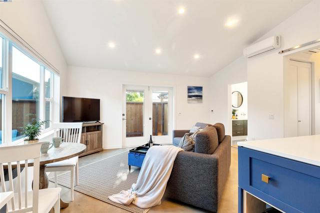 930 Magnolia Drive, Alameda CA: https://media.crmls.org/mediaz/bb3863d5-c64c-44a4-a1ad-65295d74a0d6.jpg