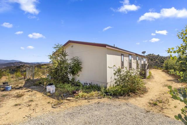 38795 Harris Truck Trail, Fallbrook CA: https://media.crmls.org/mediaz/bb387d20-5a6b-4189-be17-f0b8aeab853a.jpg