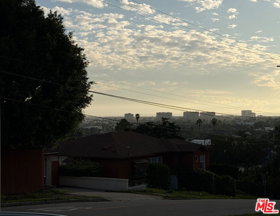 https://media.crmls.org/mediaz/bb38b093-27a8-4e30-a8b6-2e7d63334dc9.jpg?preset=X-Large