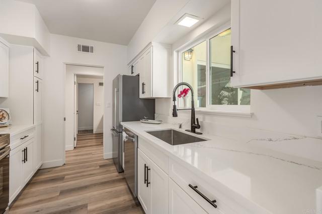 7019 Estrella De Mar Road, Carlsbad CA: https://media.crmls.org/mediaz/bb38ce42-5ee0-4232-b22e-a11c62144331.jpg