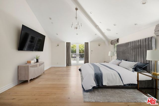 1214 Coldwater Canyon Drive, Beverly Hills CA: https://media.crmls.org/mediaz/bb39403d-dca4-45cd-88b2-1769fb3f2735.jpg