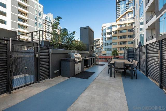 425 W Beech St, San Diego CA: https://media.crmls.org/mediaz/bb398d93-d17b-4e44-8a2a-77281be64a48.jpg