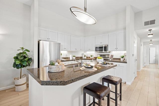 550 El Camino Real, Burlingame CA: https://media.crmls.org/mediaz/bb3a6ec2-b875-4342-a0f3-ce26e61dbd25.jpg