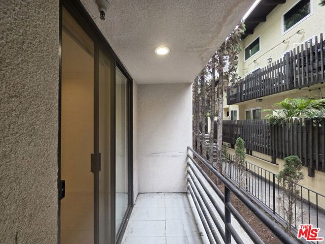 12000 Goshen Avenue, Los Angeles CA: https://media.crmls.org/mediaz/bb3ae851-f98f-448d-a5bb-69418d369332.jpg