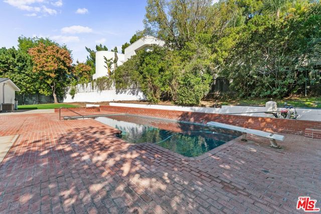 4800 Topeka Drive, Tarzana CA: https://media.crmls.org/mediaz/bb3c9026-a1ec-439f-a9af-813cd8293f5c.jpg