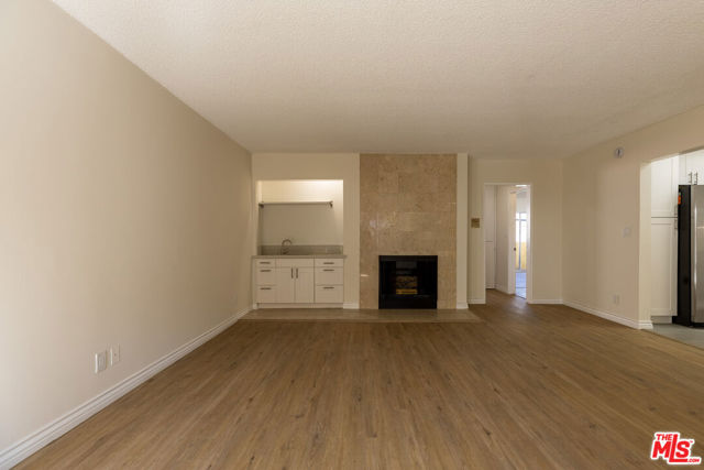 1033 6TH Street, Santa Monica CA: https://media.crmls.org/mediaz/bb3cb239-19a8-4e62-bcb9-9db630df2386.jpg