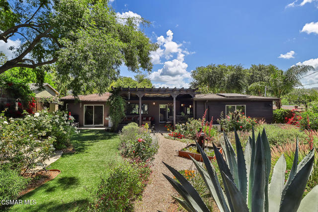 2433 Calle Narciso, Thousand Oaks CA: https://media.crmls.org/mediaz/bb3cd405-95fd-4c8d-b06a-8247ff534118.jpg
