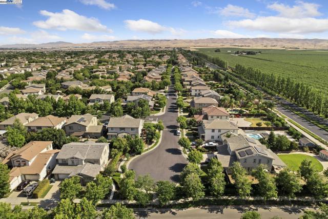 247 N Menlo Park Ct, Mountain House CA: https://media.crmls.org/mediaz/bb3d7467-a042-4c22-bed1-28ead5949a96.jpg