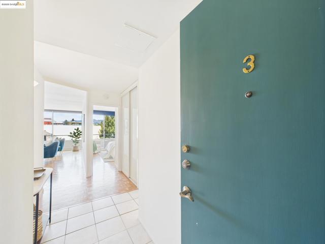 320 Lee St, Oakland CA: https://media.crmls.org/mediaz/bb3d90bb-8455-462e-a7e2-0c7949424b0e.jpg