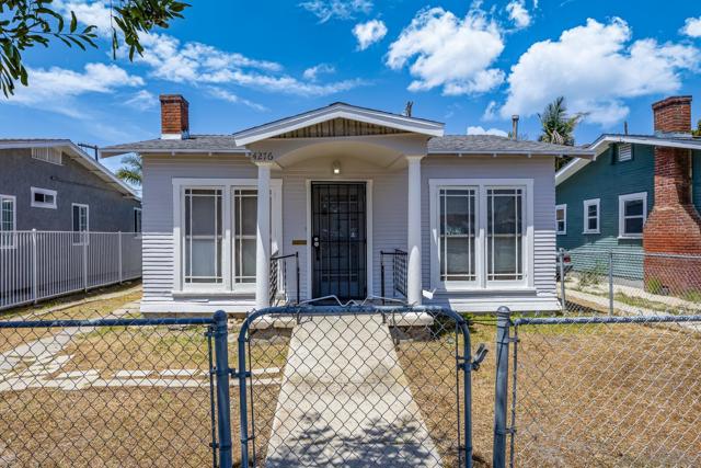 4276 35Th St, San Diego CA: https://media.crmls.org/mediaz/bb3e333d-c84e-441d-9955-dffea2d9dfe3.jpg