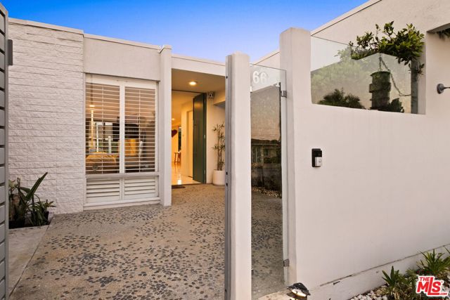 6641 Bedford Avenue, Los Angeles CA: https://media.crmls.org/mediaz/bb3f7a35-93fe-488f-ab76-8fe34ee86aea.jpg