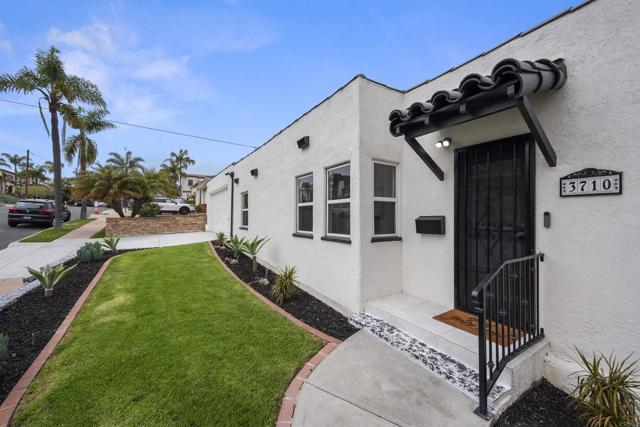 3710 Milan Street, Point Loma CA: https://media.crmls.org/mediaz/bb3f9813-16fe-40f3-b1ad-461a64dc8c2e.jpg