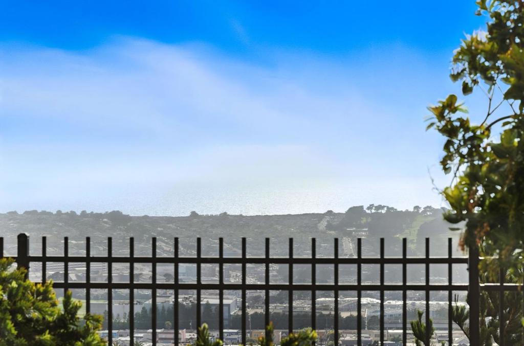 https://media.crmls.org/mediaz/bb3fbc6e-81a6-4347-af49-474a5f86288b.jpg?preset=X-Large