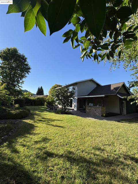 8 Juniper Way, Moraga CA: https://media.crmls.org/mediaz/bb3fd050-e5b1-459c-be57-f1350088a8a3.jpg