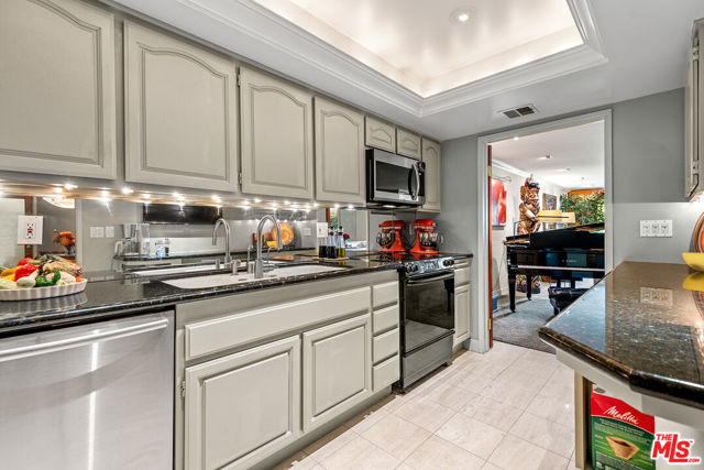851 N Kings Road, West Hollywood CA: https://media.crmls.org/mediaz/bb4004a0-1fbd-4e26-aebe-7c940393ae7d.jpg