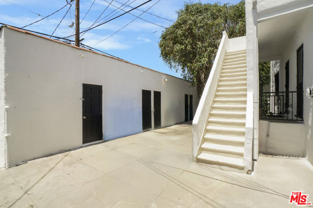 351 N Orange Grove Avenue, Los Angeles CA: https://media.crmls.org/mediaz/bb405efc-810a-4678-8603-9600857f5ebe.jpg