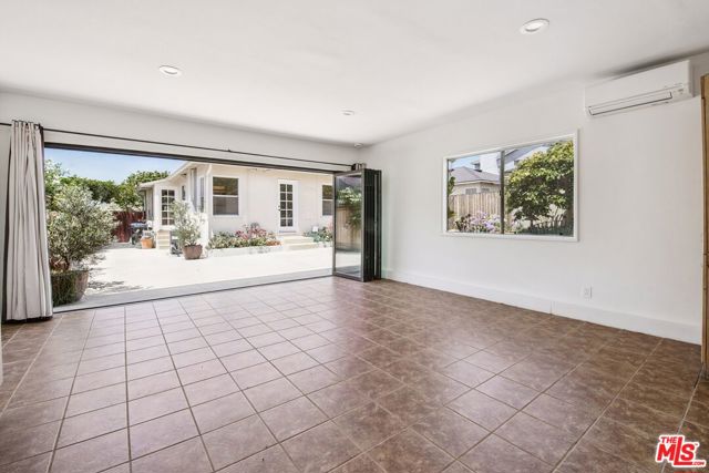8150 Kenyon Avenue, Los Angeles CA: https://media.crmls.org/mediaz/bb4063f3-ef10-48a5-b148-bb112ea94396.jpg