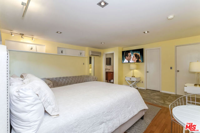 8783 Lookout Mountain Avenue, Los Angeles CA: https://media.crmls.org/mediaz/bb40caa8-7409-432b-a041-6ffd06a3fe17.jpg