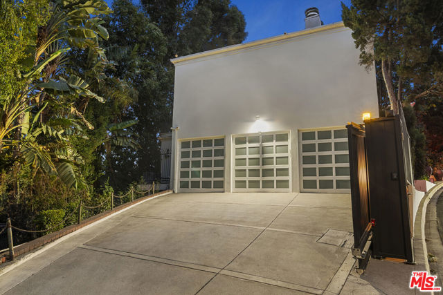 8828 Thrasher Avenue, Los Angeles CA: https://media.crmls.org/mediaz/bb4139fe-ed5b-4254-8bc9-42900fc4efac.jpg