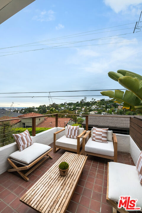 2620 Rutherford Drive, Los Angeles CA: https://media.crmls.org/mediaz/bb421c69-6871-4898-b66f-a7a80ad67323.jpg