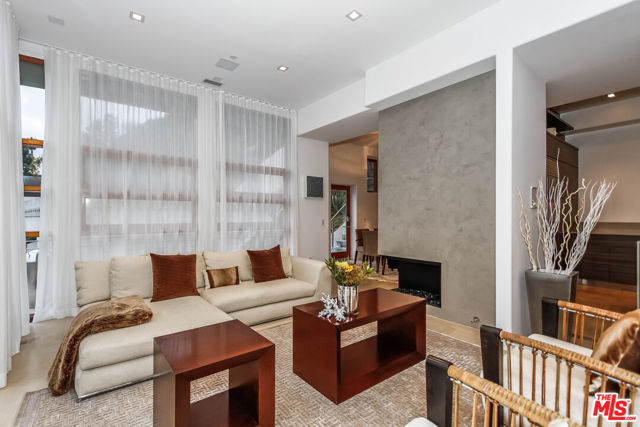 1929 N CURSON Place, Los Angeles CA: https://media.crmls.org/mediaz/bb42661d-8c49-426a-bc7a-713e69609e01.jpg