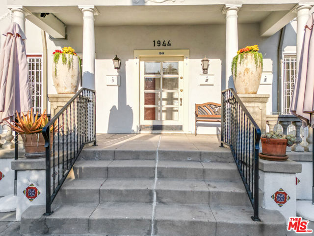 1944 Argyle Avenue, Los Angeles CA: https://media.crmls.org/mediaz/bb42c405-79d7-47eb-beb0-1a88129bd3e4.jpg