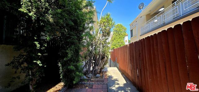 1433 N Martel Avenue, Los Angeles CA: https://media.crmls.org/mediaz/bb430e3d-211e-4355-b097-ec1583f62202.jpg