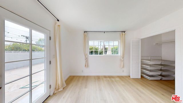 2032 W 80th Street, Los Angeles CA: https://media.crmls.org/mediaz/bb432a0d-a119-4b75-83a0-c645aba358e9.jpg