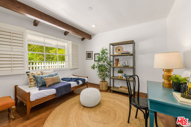 3856 Hayvenhurst Avenue, Encino CA: https://media.crmls.org/mediaz/bb44cda0-efcf-427e-a3c6-eacaa46064b0.jpg