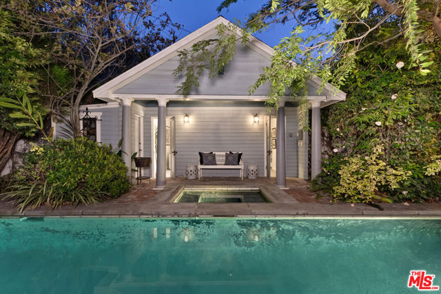 232 N Arden Boulevard, Los Angeles CA: https://media.crmls.org/mediaz/bb4664fc-6e76-4389-a170-626ff505aa44.jpg