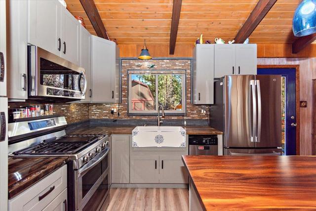 40123 Hillcrest Drive, Big Bear CA: https://media.crmls.org/mediaz/bb46db8c-8a3b-4438-abe3-2339fa5d38df.jpg