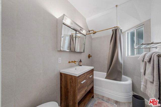 1631 Champlain Terrace, Los Angeles CA: https://media.crmls.org/mediaz/bb472dd8-766c-489c-b8ff-13160cc9b8ce.jpg