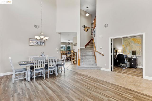 150 Ridge Crest Ct, Oakley CA: https://media.crmls.org/mediaz/bb4745cd-738e-4add-bf45-ea2beaff99d6.jpg