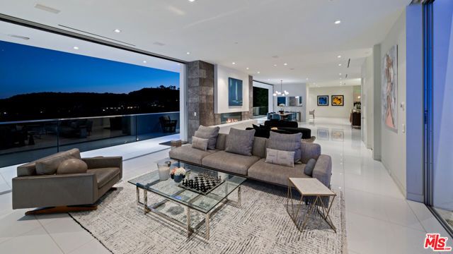 7080 W MULHOLLAND Drive, Los Angeles CA: https://media.crmls.org/mediaz/bb4791ad-6671-4e95-9c13-6cf93c623278.jpg