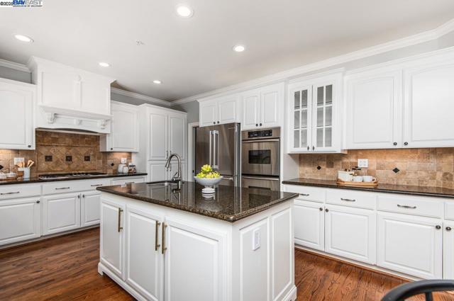 2405 Vintage Lane, Livermore CA: https://media.crmls.org/mediaz/bb47e3fe-a724-41cd-be50-6d1decab4b00.jpg