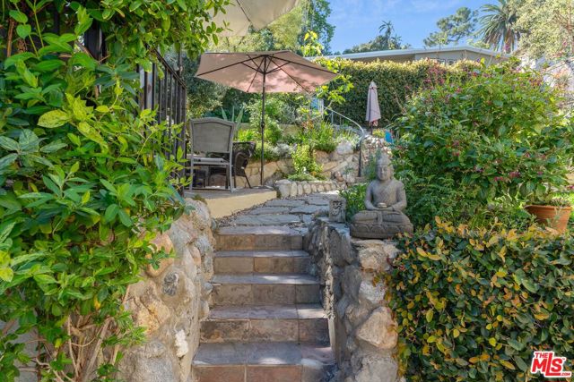 11316 Sunshine Terrace, Studio City CA: https://media.crmls.org/mediaz/bb487176-dfa2-4581-9281-5790f042ad22.jpg